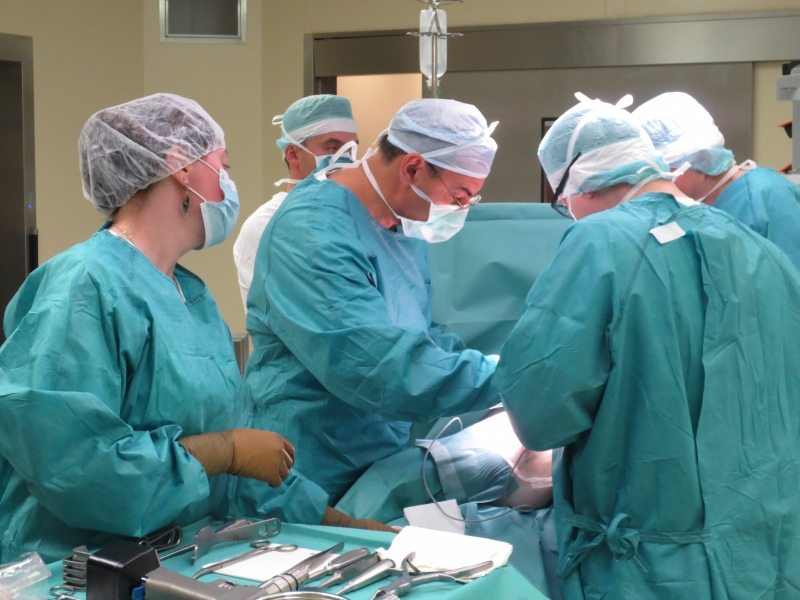 Оренбургские врачи провели высокотехнологичную операцию на плечевом суставе